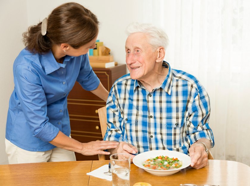 Социальная помощь на дому пожилым людям
