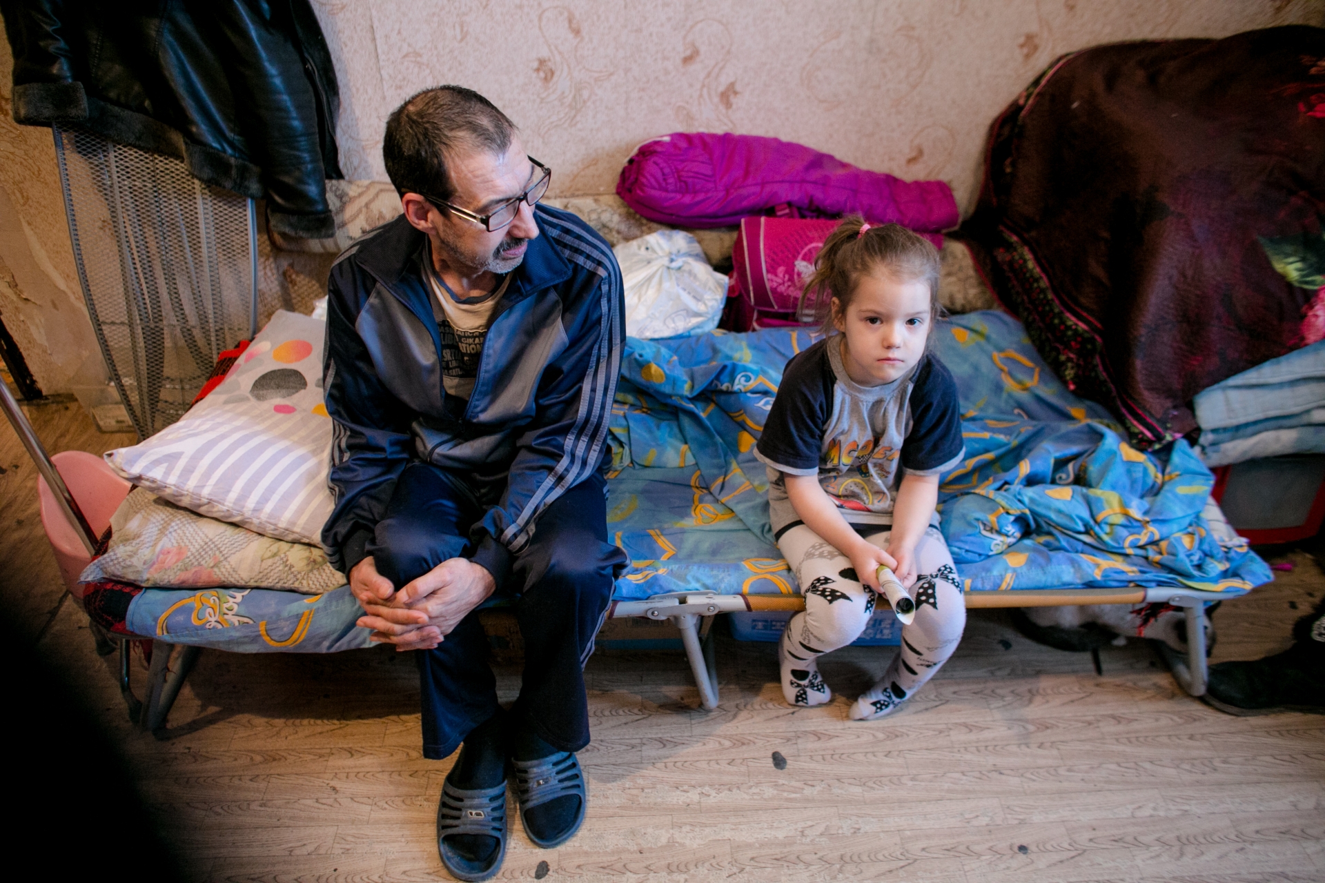 Бедные меняются. Бедная семья. Бедная семья в России. Нищие многодетные семьи. Дети которые живут в нищете.