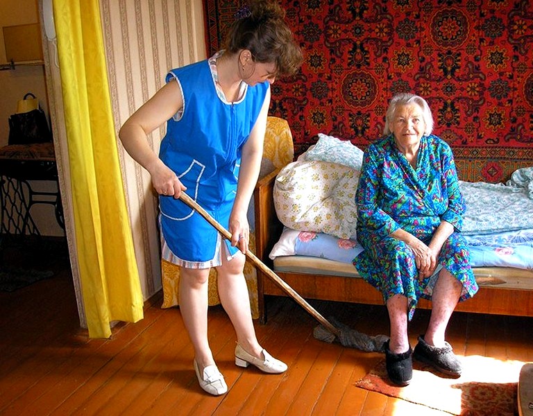 Обслуживание пенсионеров на дому соцработником