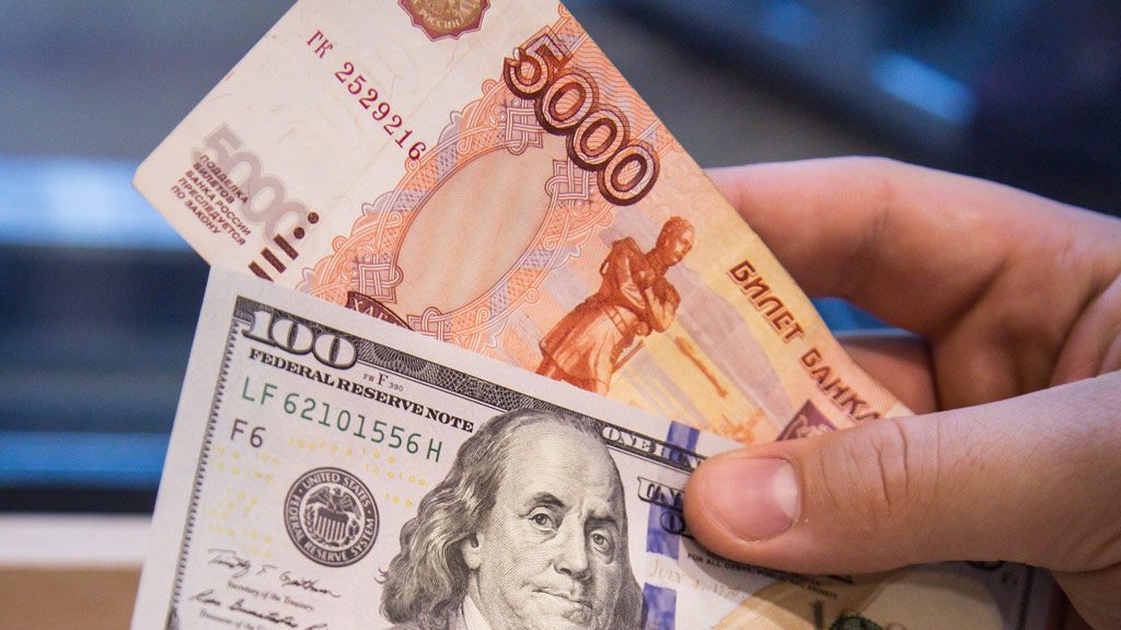 Эксперт: Покупать рубль против доллара очень рискованно